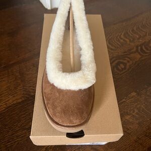 ❤️UGG Brown Suede Slippers with Cream Fur